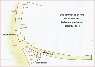 878139 Uitsnede van een bewerkte kadastrale kaart met ingetekend drie bommen die gevallen zijn tijdens een geallieerd ...